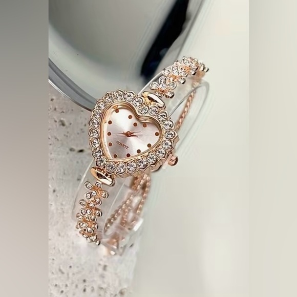 Jewelry - Elegant Heart-Shaped Rose Gold Bracelet